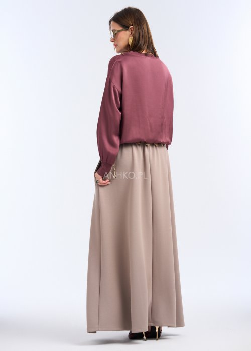 To luźna bluzka w ciemnym, przygaszonym odcieniu bordo / marsala. Ma prosty, lekko oversize’owy krój, który swobodnie układa się na sylwetce.