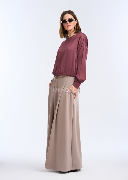 To luźna bluzka w ciemnym, przygaszonym odcieniu bordo / marsala. Ma prosty, lekko oversize’owy krój, który swobodnie układa się na sylwetce.