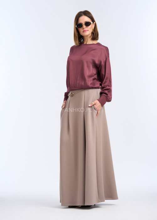 To luźna bluzka w ciemnym, przygaszonym odcieniu bordo / marsala. Ma prosty, lekko oversize’owy krój, który swobodnie układa się na sylwetce.