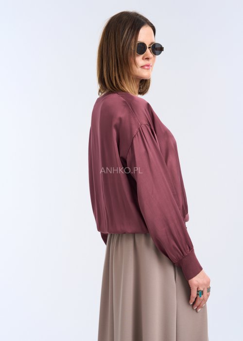 To luźna bluzka w ciemnym, przygaszonym odcieniu bordo / marsala. Ma prosty, lekko oversize’owy krój, który swobodnie układa się na sylwetce.