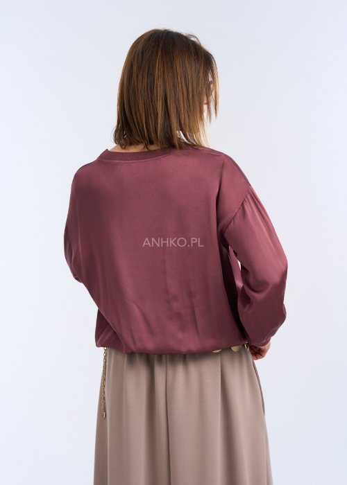 To luźna bluzka w ciemnym, przygaszonym odcieniu bordo / marsala. Ma prosty, lekko oversize’owy krój, który swobodnie układa się na sylwetce.