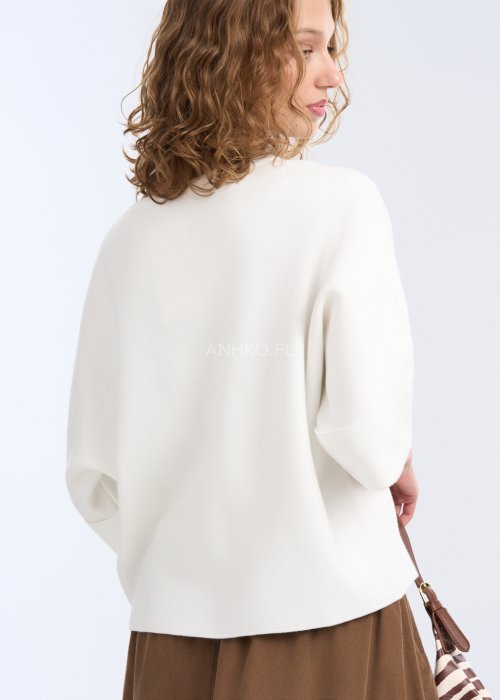 To biała, luźna bluzka o prostym, lekko oversize’owym kroju. Ma szerokie rękawy do łokcia, delikatnie rozszerzane, co nadaje jej lekkości i elegancji.