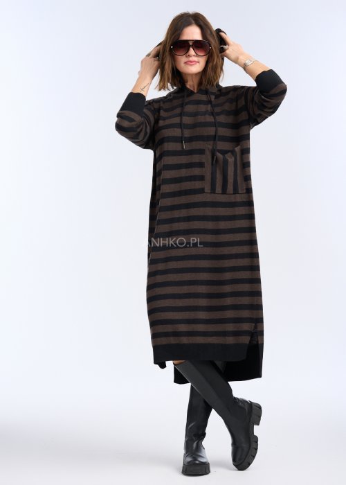 Jest to dzianinowa sukienka o prostym, luźnym kroju, długości za kolano, wykonana z miękkiej, swetrowej dzianiny.