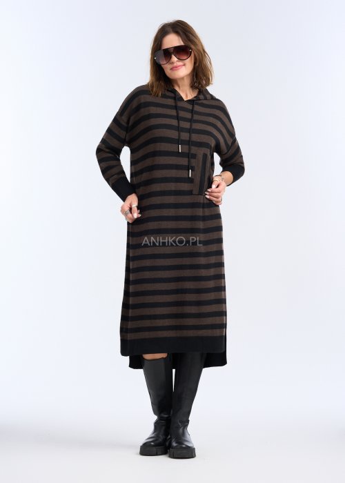 Jest to dzianinowa sukienka o prostym, luźnym kroju, długości za kolano, wykonana z miękkiej, swetrowej dzianiny.