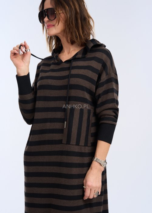 Jest to dzianinowa sukienka o prostym, luźnym kroju, długości za kolano, wykonana z miękkiej, swetrowej dzianiny.