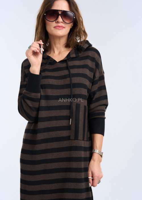 Jest to dzianinowa sukienka o prostym, luźnym kroju, długości za kolano, wykonana z miękkiej, swetrowej dzianiny.