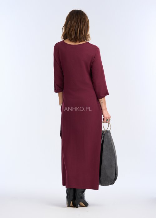 To sukienka maxi w głębokim, bordowym kolorze, o prostym, eleganckim kroju. Ma rękawy o długości 3/4 oraz okrągły dekolt