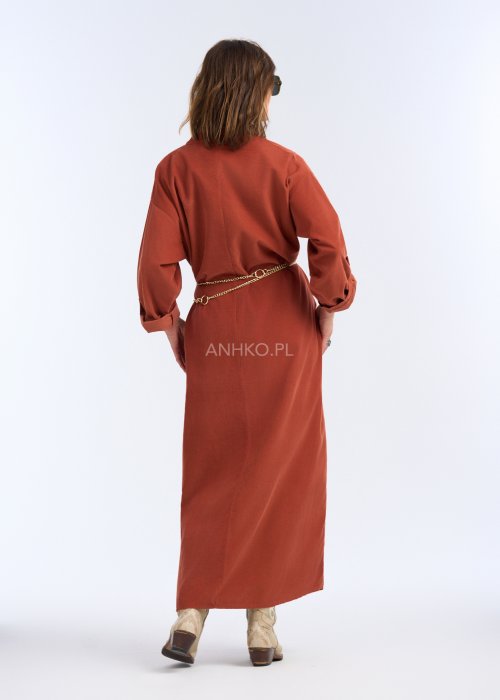 To sukienka maxi o koszulowym charakterze, wykonana z miękko układającej się, matowej tkaniny. Ma stójkę z krótkim zapięciem na guziki