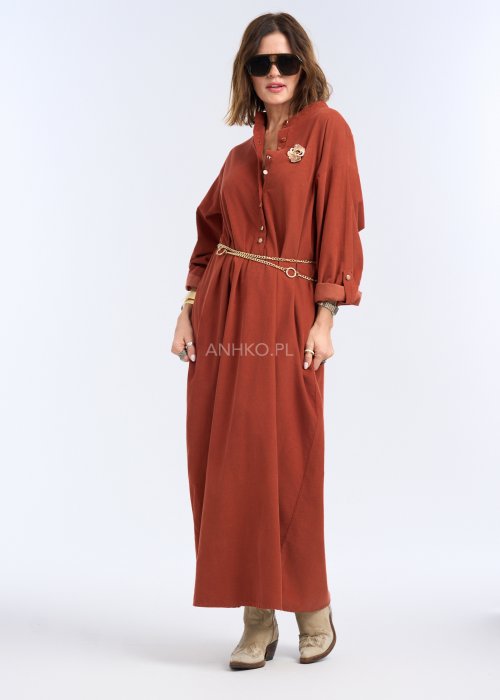 To sukienka maxi o koszulowym charakterze, wykonana z miękko układającej się, matowej tkaniny. Ma stójkę z krótkim zapięciem na guziki