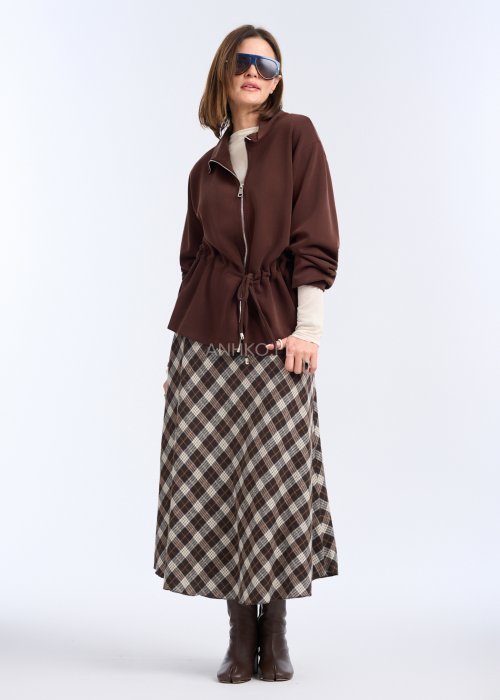 To krótka bluza w kolorze czekoladowego brązu, o luźnym kroju z delikatnie obniżoną linią ramion.