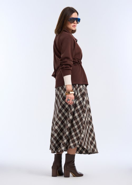 To krótka bluza w kolorze czekoladowego brązu, o luźnym kroju z delikatnie obniżoną linią ramion.