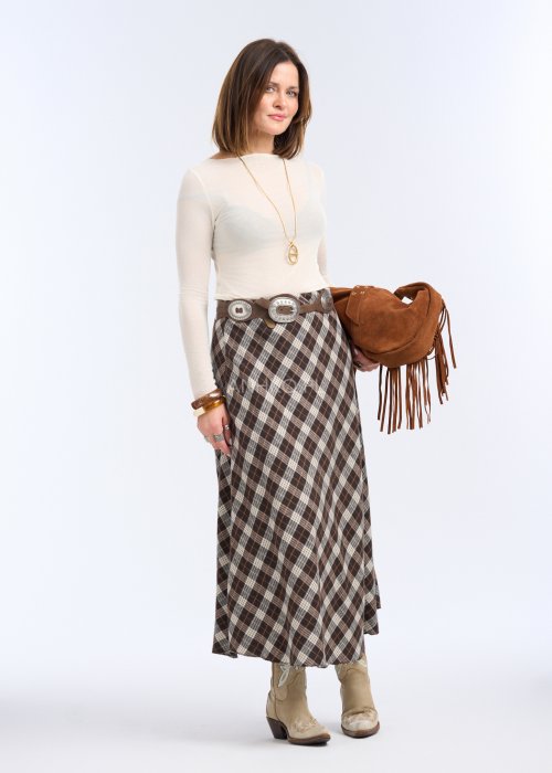 To dopasowana bluzka w kolorze ecru / kremowym, o gładkiej strukturze i prostym, zabudowanym dekolcie.