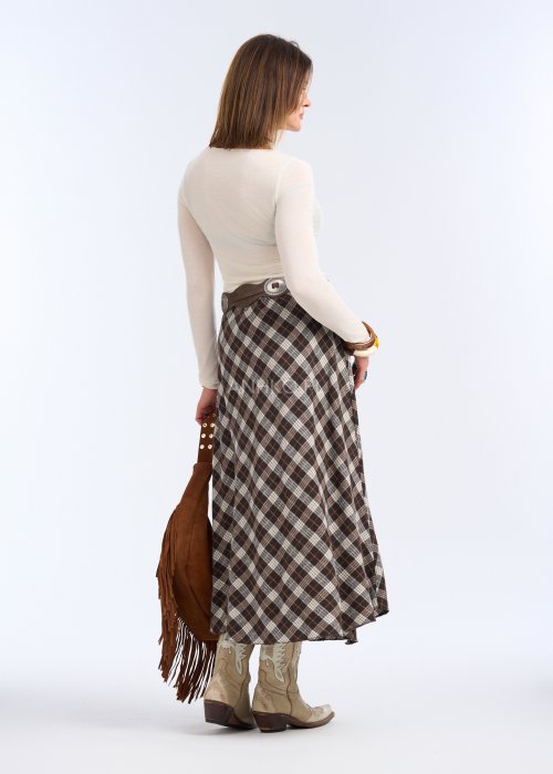 To dopasowana bluzka w kolorze ecru / kremowym, o gładkiej strukturze i prostym, zabudowanym dekolcie.