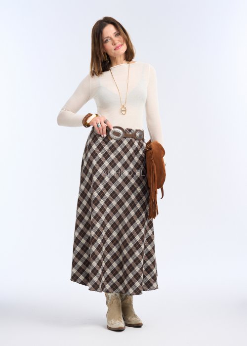 To dopasowana bluzka w kolorze ecru / kremowym, o gładkiej strukturze i prostym, zabudowanym dekolcie.