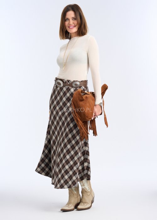 To dopasowana bluzka w kolorze ecru / kremowym, o gładkiej strukturze i prostym, zabudowanym dekolcie.