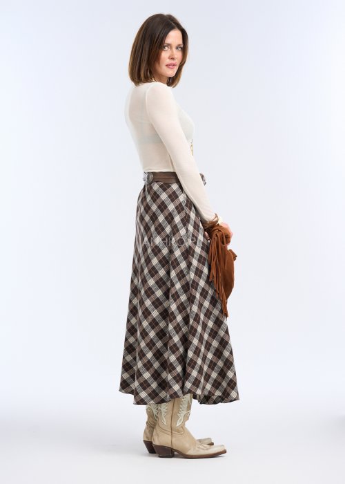 To dopasowana bluzka w kolorze ecru / kremowym, o gładkiej strukturze i prostym, zabudowanym dekolcie.