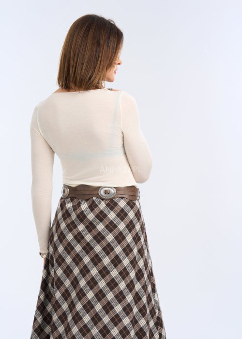 To dopasowana bluzka w kolorze ecru / kremowym, o gładkiej strukturze i prostym, zabudowanym dekolcie.