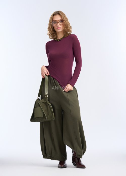 Są to luźne spodnie o szerokich nogawkach, wykonane z miękko układającego się materiału.