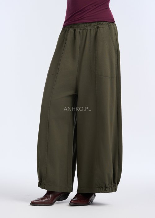 Są to luźne spodnie o szerokich nogawkach, wykonane z miękko układającego się materiału.