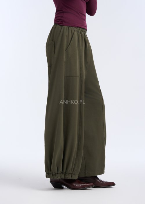 Są to luźne spodnie o szerokich nogawkach, wykonane z miękko układającego się materiału.