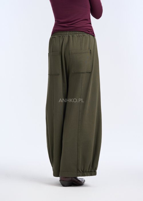 Są to luźne spodnie o szerokich nogawkach, wykonane z miękko układającego się materiału.