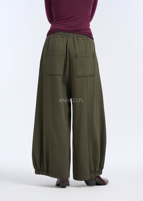 Są to luźne spodnie o szerokich nogawkach, wykonane z miękko układającego się materiału.