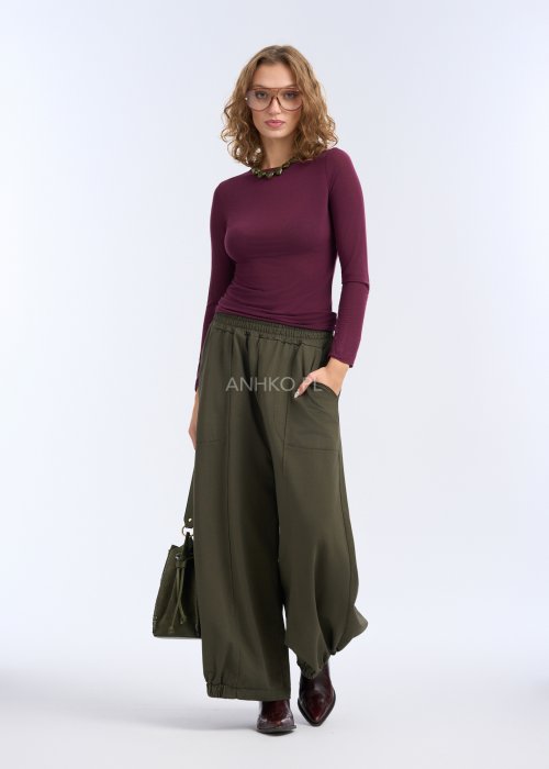 Są to luźne spodnie o szerokich nogawkach, wykonane z miękko układającego się materiału.