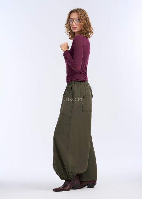 Są to luźne spodnie o szerokich nogawkach, wykonane z miękko układającego się materiału.