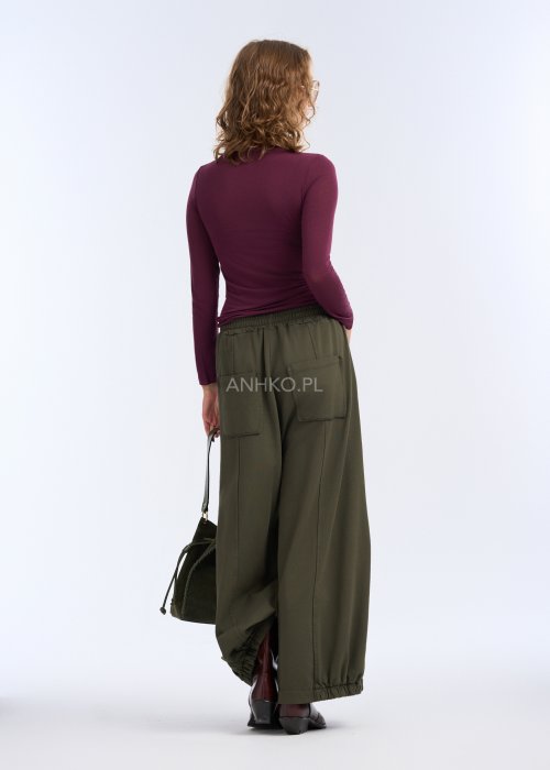 Są to luźne spodnie o szerokich nogawkach, wykonane z miękko układającego się materiału.