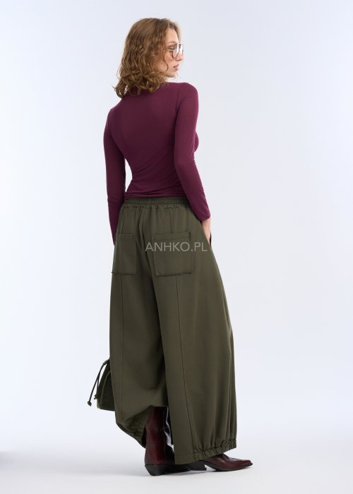 Są to luźne spodnie o szerokich nogawkach, wykonane z miękko układającego się materiału.