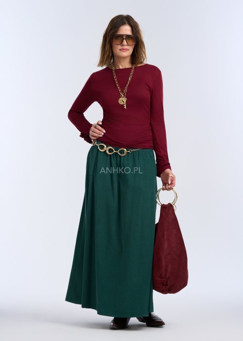 Bluzka z długim rękawem w głębokim odcieniu bordo. Fason jest smukły i blisko ciała, podkreślający sylwetkę, z gładką linią ramion i klasycznym, zabudowanym dekoltem.