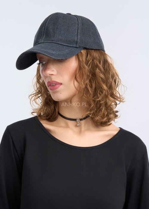 Czapka z daszkiem z ciemnego denimu, o klasycznym kroju z przeszyciami
