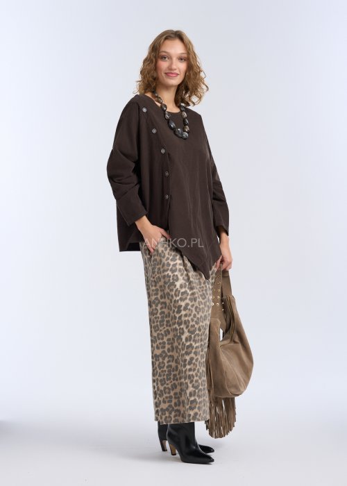 To luźna bluzka w kolorze ciemnego brązu, wykonana z lekkiego, miękko układającego się materiału.