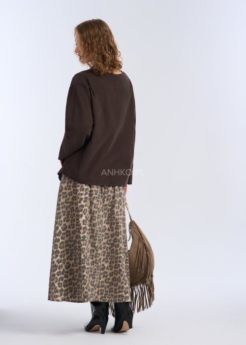 To luźna bluzka w kolorze ciemnego brązu, wykonana z lekkiego, miękko układającego się materiału.