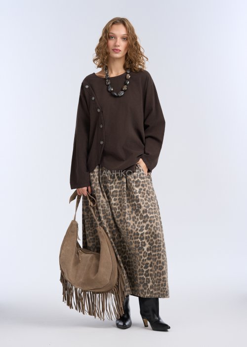 To luźna bluzka w kolorze ciemnego brązu, wykonana z lekkiego, miękko układającego się materiału.