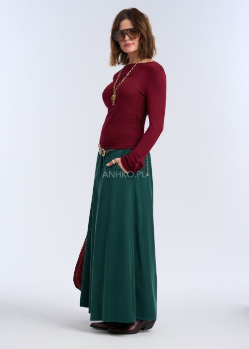 Bluzka z długim rękawem w głębokim odcieniu bordo. Fason jest smukły i blisko ciała, podkreślający sylwetkę, z gładką linią ramion i klasycznym, zabudowanym dekoltem.