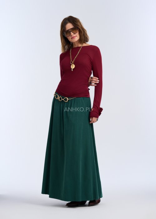 Bluzka z długim rękawem w głębokim odcieniu bordo. Fason jest smukły i blisko ciała, podkreślający sylwetkę, z gładką linią ramion i klasycznym, zabudowanym dekoltem.