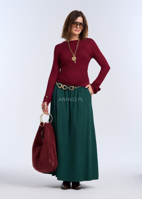 Bluzka z długim rękawem w głębokim odcieniu bordo. Fason jest smukły i blisko ciała, podkreślający sylwetkę, z gładką linią ramion i klasycznym, zabudowanym dekoltem.