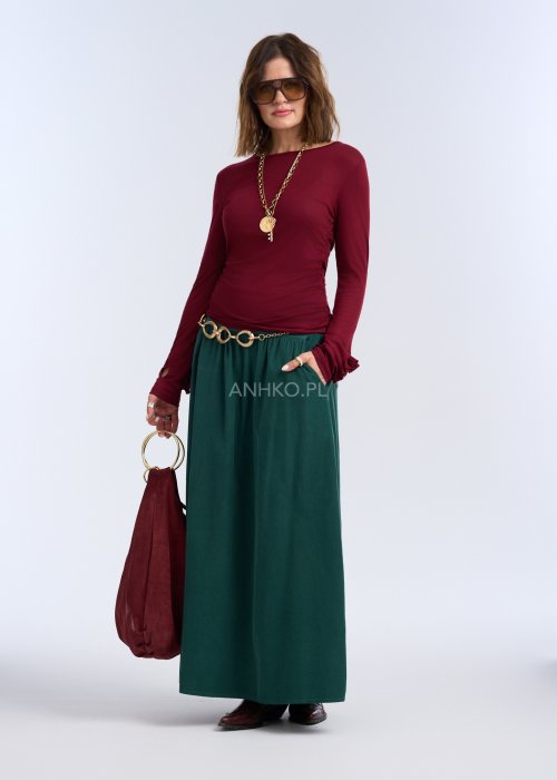 Bluzka z długim rękawem w głębokim odcieniu bordo. Fason jest smukły i blisko ciała, podkreślający sylwetkę, z gładką linią ramion i klasycznym, zabudowanym dekoltem.