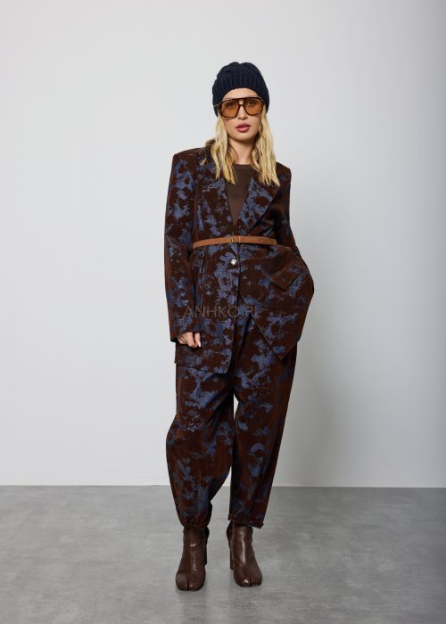 Spodnie damskie o luźnym kroju, w kolorze brązowym z niebieskim, nieregularnym wzorem, z wysokim stanem i paskiem w talii