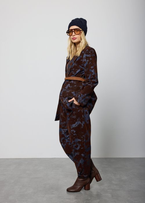 Spodnie damskie o luźnym kroju, w kolorze brązowym z niebieskim, nieregularnym wzorem, z wysokim stanem i paskiem w talii