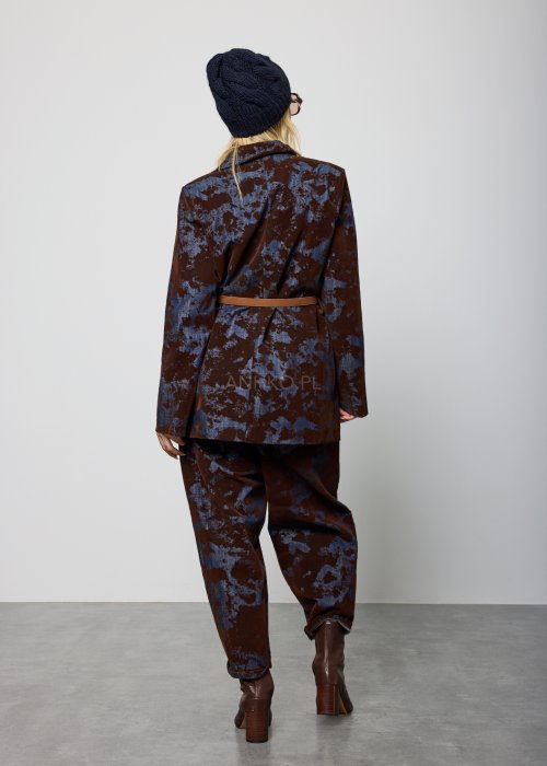 Spodnie damskie o luźnym kroju, w kolorze brązowym z niebieskim, nieregularnym wzorem, z wysokim stanem i paskiem w talii