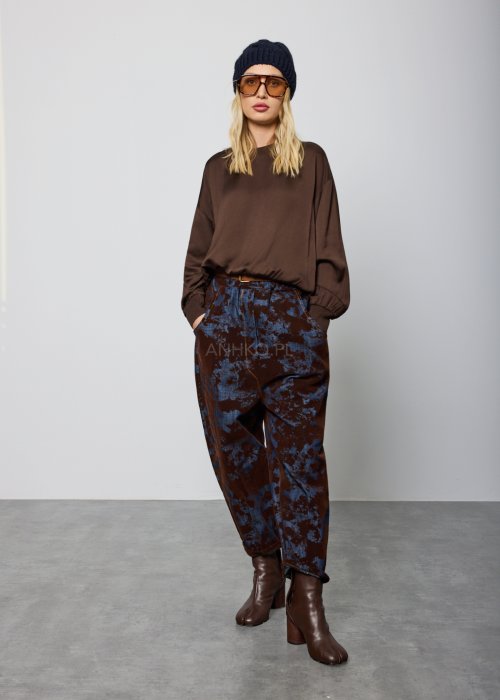 Spodnie damskie o luźnym kroju, w kolorze brązowym z niebieskim, nieregularnym wzorem, z wysokim stanem i paskiem w talii