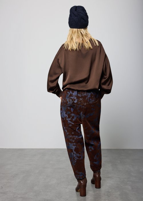 Spodnie damskie o luźnym kroju, w kolorze brązowym z niebieskim, nieregularnym wzorem, z wysokim stanem i paskiem w talii