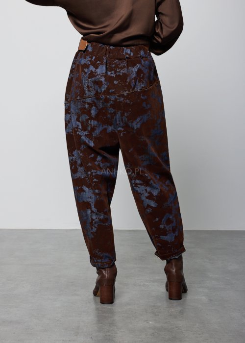 Spodnie damskie o luźnym kroju, w kolorze brązowym z niebieskim, nieregularnym wzorem, z wysokim stanem i paskiem w talii
