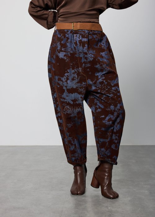 Spodnie damskie o luźnym kroju, w kolorze brązowym z niebieskim, nieregularnym wzorem, z wysokim stanem i paskiem w talii