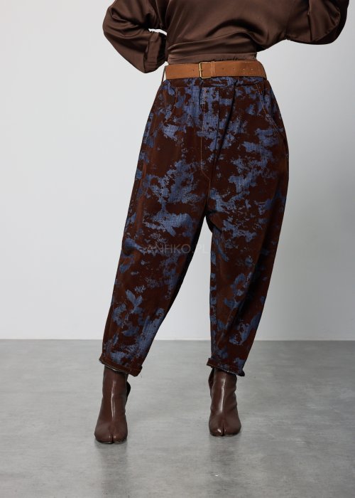 Spodnie damskie o luźnym kroju, w kolorze brązowym z niebieskim, nieregularnym wzorem, z wysokim stanem i paskiem w talii