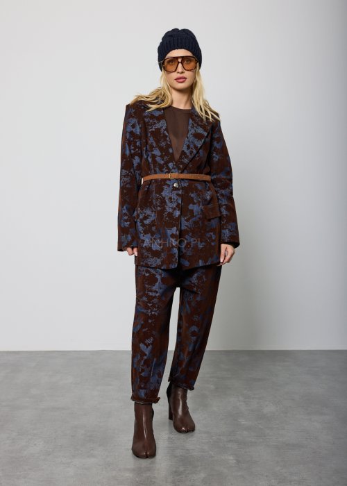 Spodnie damskie o luźnym kroju, w kolorze brązowym z niebieskim, nieregularnym wzorem, z wysokim stanem i paskiem w talii