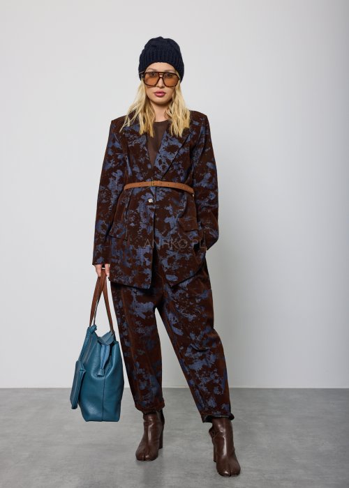 Spodnie damskie o luźnym kroju, w kolorze brązowym z niebieskim, nieregularnym wzorem, z wysokim stanem i paskiem w talii