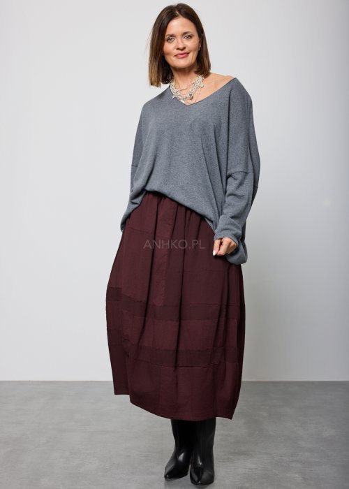 Luźny, szary sweter z długim rękawem i dekoltem w serek, noszony do burgundowej spódnicy
